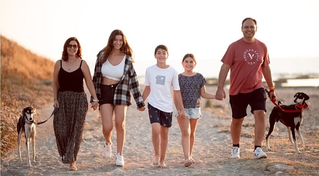 סאלוקי מטייל עם המשפחה סאלוקי מטייל עם המשפחה